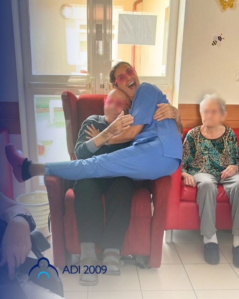 Un'assistente sanitario di una struttura di ADI2009 gioca e scherza con un anziano ospite della struttura